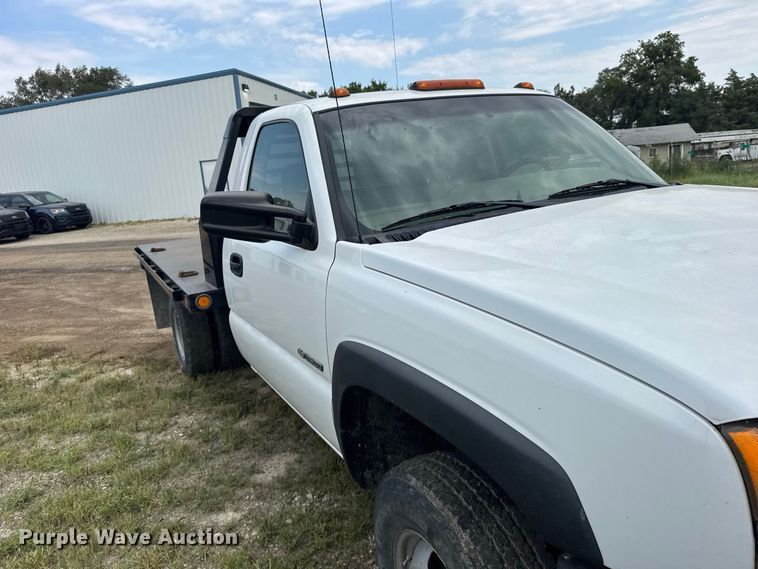 image for item DY3162 2003 Chevrolet Silverado 3500 flatbed pickup truck