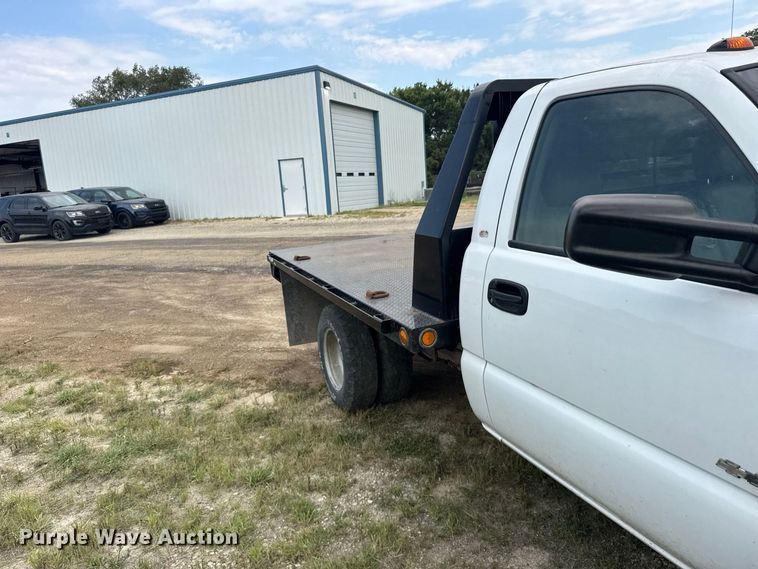 image for item DY3162 2003 Chevrolet Silverado 3500 flatbed pickup truck