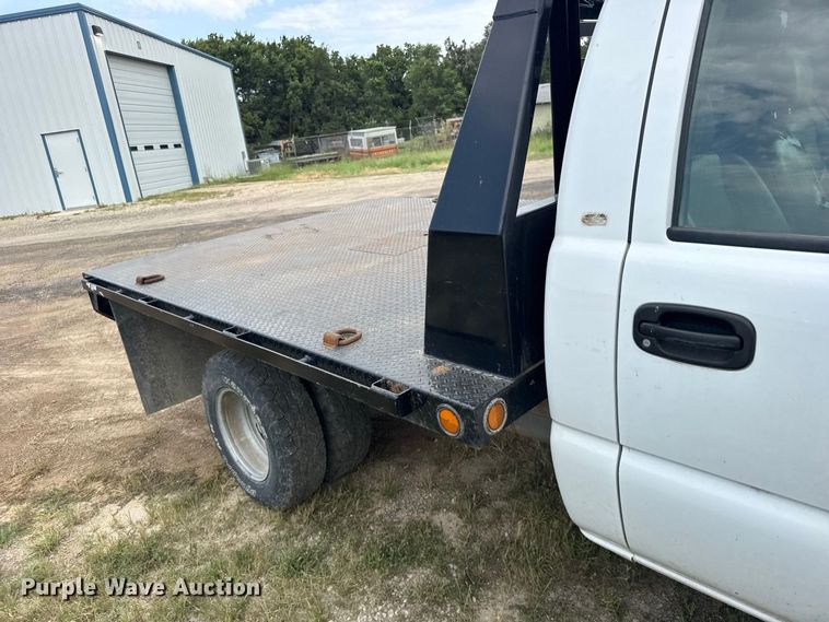 image for item DY3162 2003 Chevrolet Silverado 3500 flatbed pickup truck