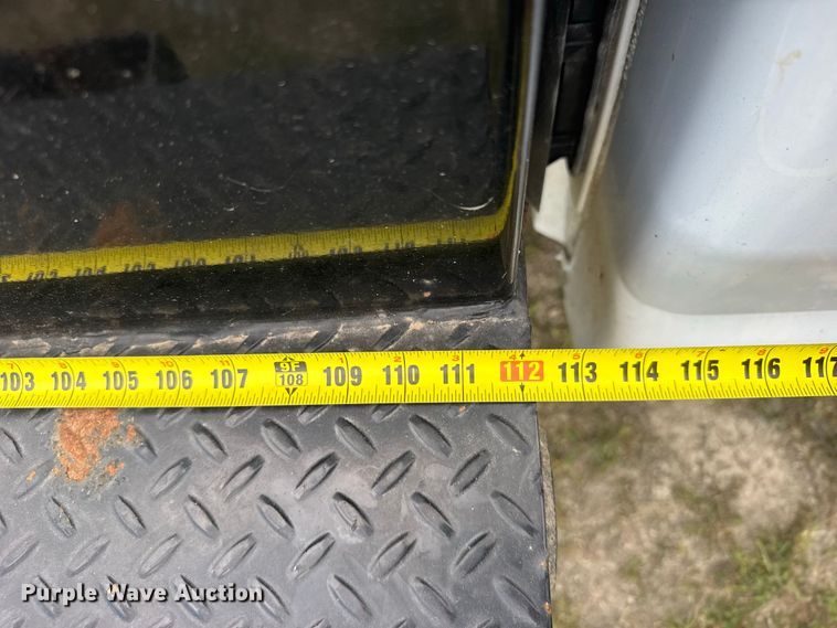 image for item DY3162 2003 Chevrolet Silverado 3500 flatbed pickup truck