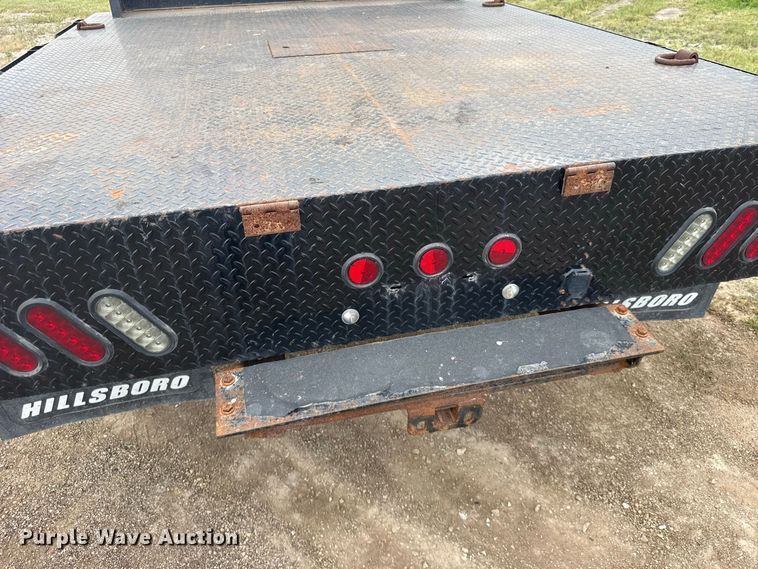 image for item DY3162 2003 Chevrolet Silverado 3500 flatbed pickup truck