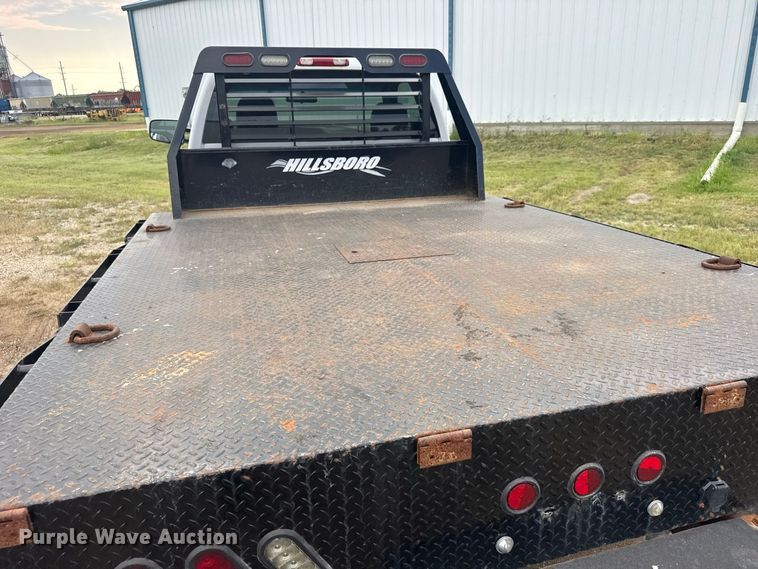 image for item DY3162 2003 Chevrolet Silverado 3500 flatbed pickup truck