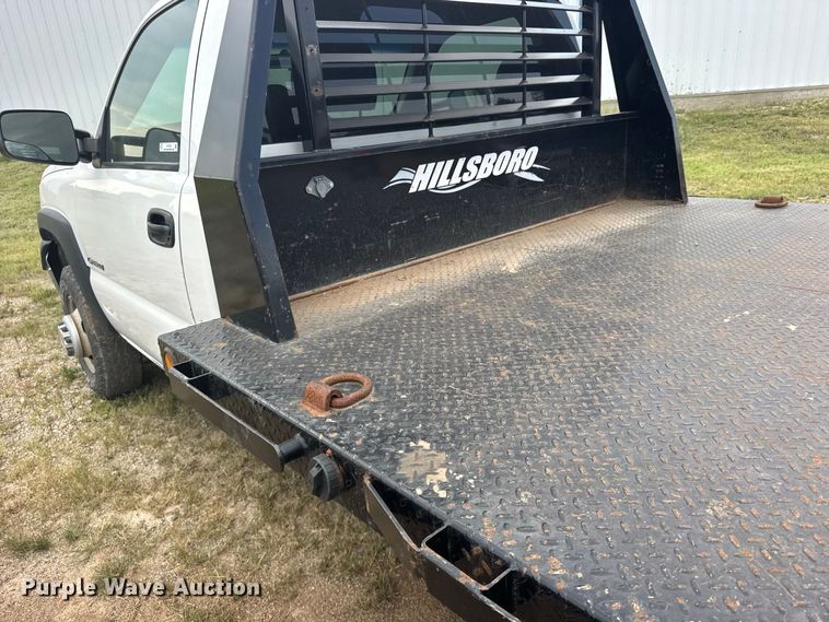 image for item DY3162 2003 Chevrolet Silverado 3500 flatbed pickup truck