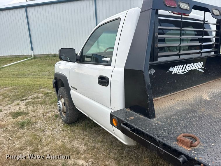 image for item DY3162 2003 Chevrolet Silverado 3500 flatbed pickup truck
