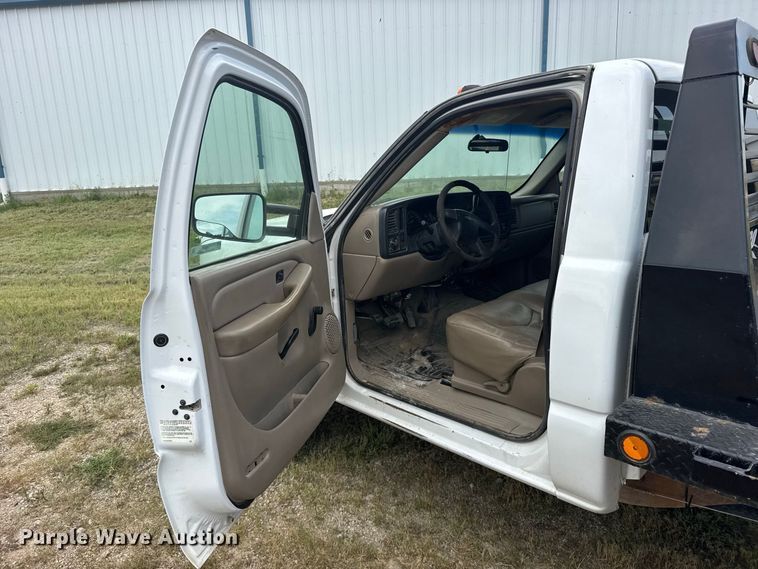 image for item DY3162 2003 Chevrolet Silverado 3500 flatbed pickup truck
