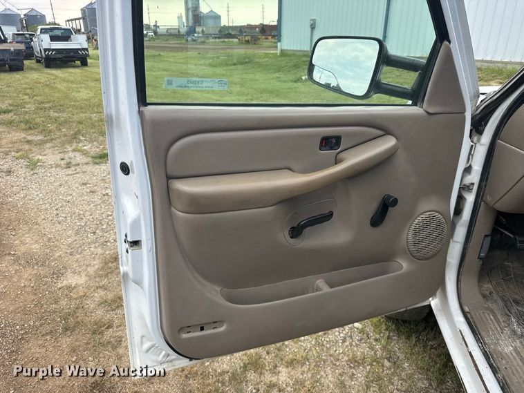 image for item DY3162 2003 Chevrolet Silverado 3500 flatbed pickup truck