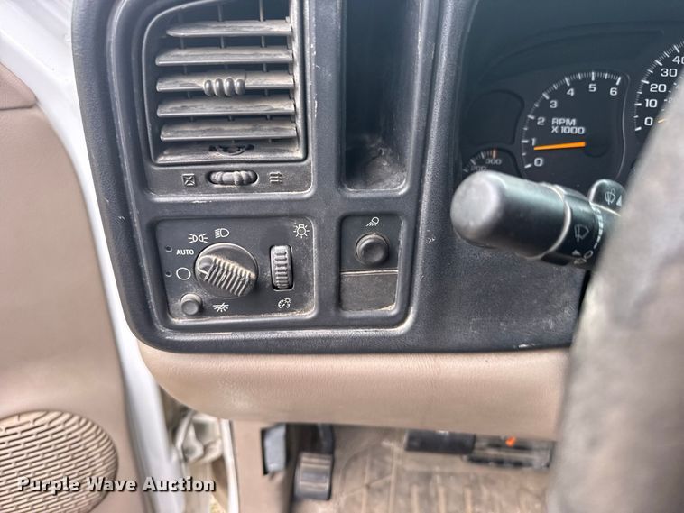 image for item DY3162 2003 Chevrolet Silverado 3500 flatbed pickup truck