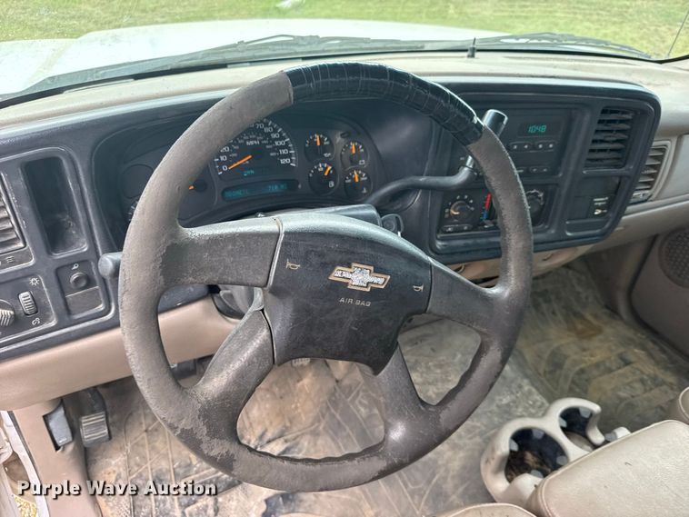 image for item DY3162 2003 Chevrolet Silverado 3500 flatbed pickup truck