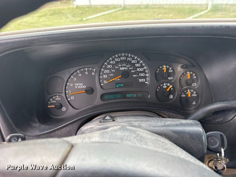 image for item DY3162 2003 Chevrolet Silverado 3500 flatbed pickup truck