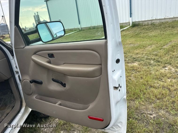 image for item DY3162 2003 Chevrolet Silverado 3500 flatbed pickup truck
