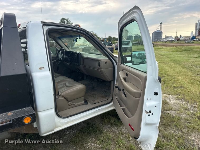 image for item DY3162 2003 Chevrolet Silverado 3500 flatbed pickup truck