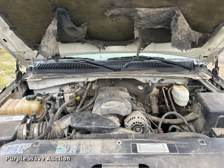 image for item DY3162 2003 Chevrolet Silverado 3500 flatbed pickup truck