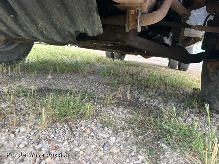 image for item DY3162 2003 Chevrolet Silverado 3500 flatbed pickup truck