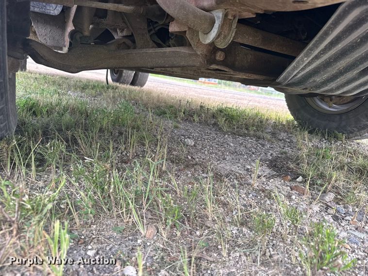 image for item DY3162 2003 Chevrolet Silverado 3500 flatbed pickup truck