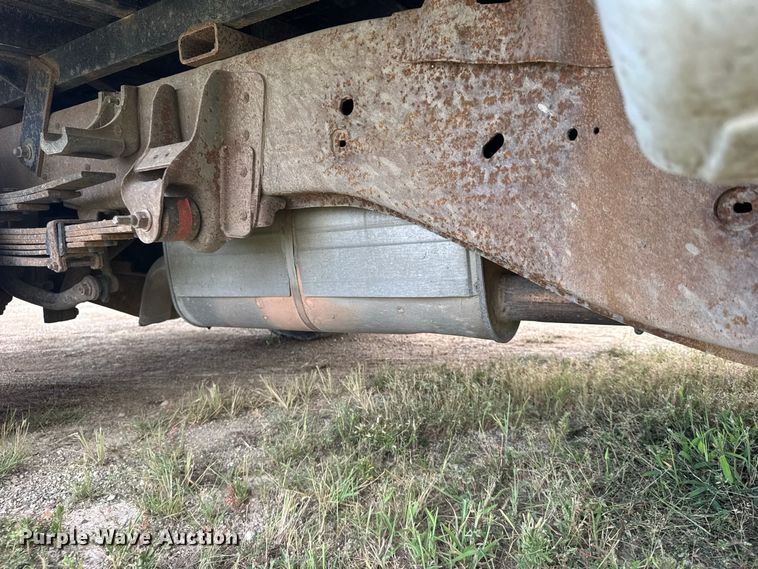 image for item DY3162 2003 Chevrolet Silverado 3500 flatbed pickup truck