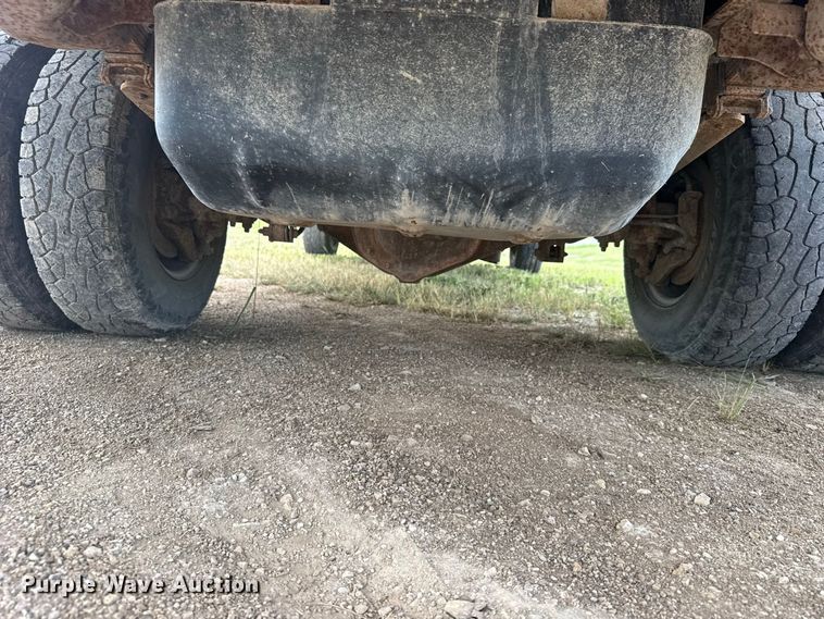 image for item DY3162 2003 Chevrolet Silverado 3500 flatbed pickup truck