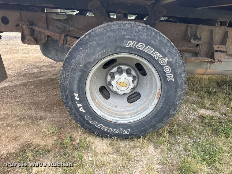 image for item DY3162 2003 Chevrolet Silverado 3500 flatbed pickup truck