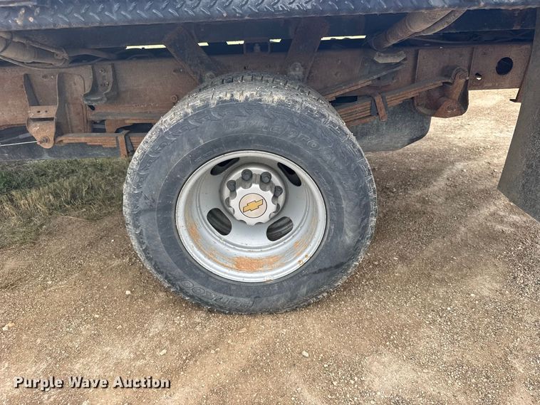 image for item DY3162 2003 Chevrolet Silverado 3500 flatbed pickup truck
