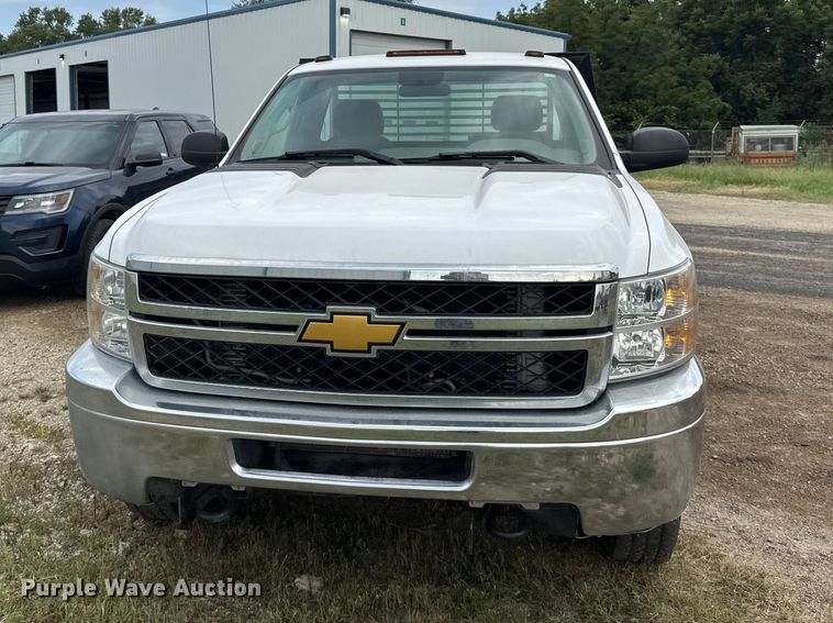 image for item DY3164 2012 Chevrolet Silverado 3500HD flatbed pickup truck