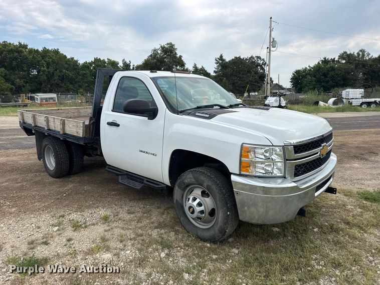 image for item DY3164 2012 Chevrolet Silverado 3500HD flatbed pickup truck