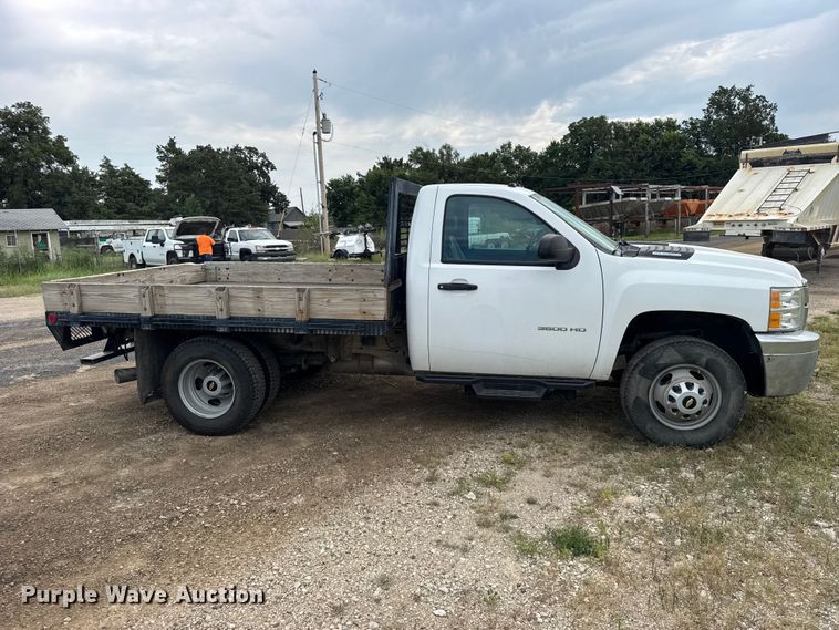 image for item DY3164 2012 Chevrolet Silverado 3500HD flatbed pickup truck