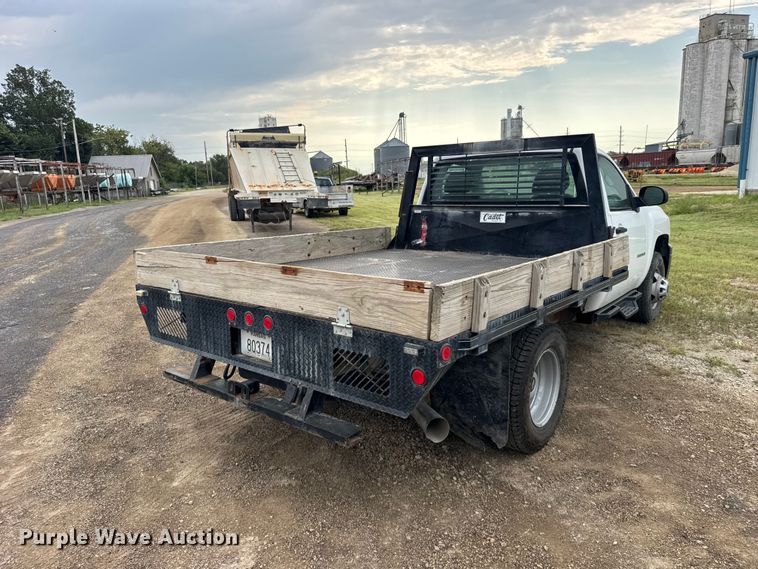 image for item DY3164 2012 Chevrolet Silverado 3500HD flatbed pickup truck