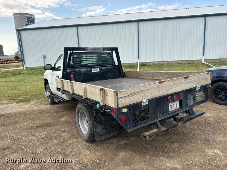image for item DY3164 2012 Chevrolet Silverado 3500HD flatbed pickup truck