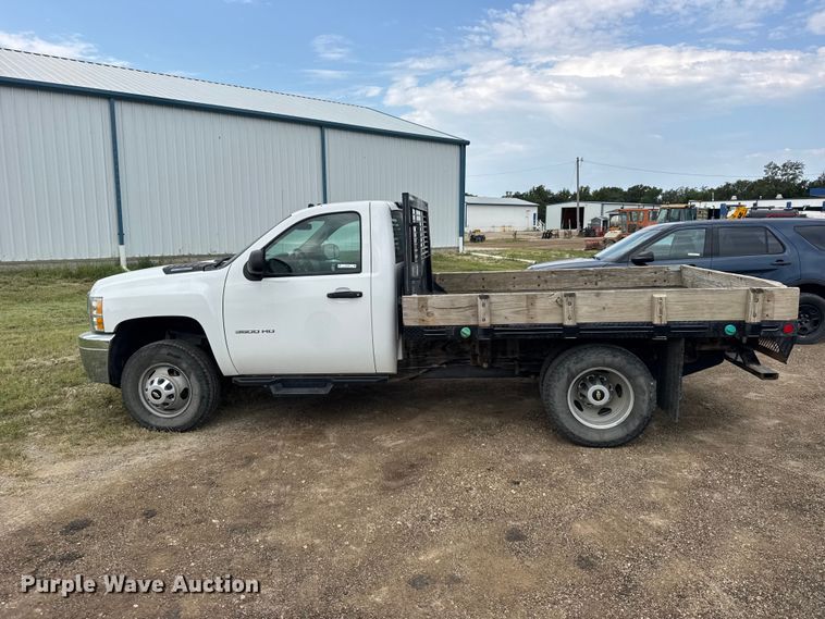 image for item DY3164 2012 Chevrolet Silverado 3500HD flatbed pickup truck