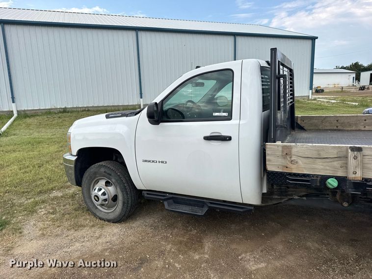 image for item DY3164 2012 Chevrolet Silverado 3500HD flatbed pickup truck