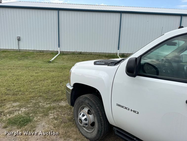 image for item DY3164 2012 Chevrolet Silverado 3500HD flatbed pickup truck