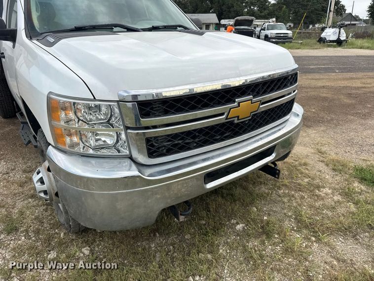 image for item DY3164 2012 Chevrolet Silverado 3500HD flatbed pickup truck