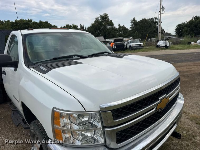 image for item DY3164 2012 Chevrolet Silverado 3500HD flatbed pickup truck