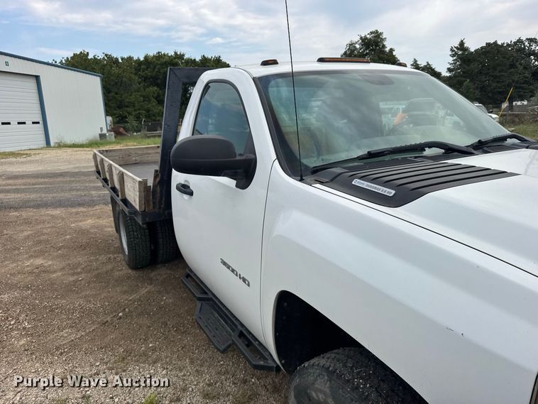 image for item DY3164 2012 Chevrolet Silverado 3500HD flatbed pickup truck