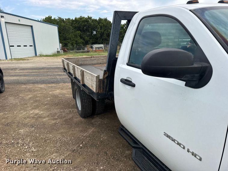 image for item DY3164 2012 Chevrolet Silverado 3500HD flatbed pickup truck