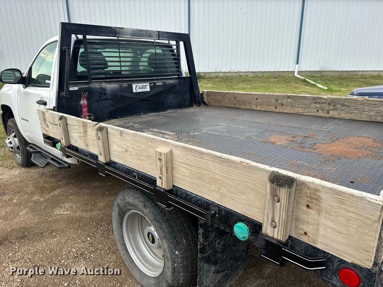 image for item DY3164 2012 Chevrolet Silverado 3500HD flatbed pickup truck