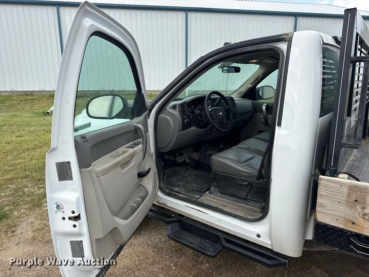 image for item DY3164 2012 Chevrolet Silverado 3500HD flatbed pickup truck