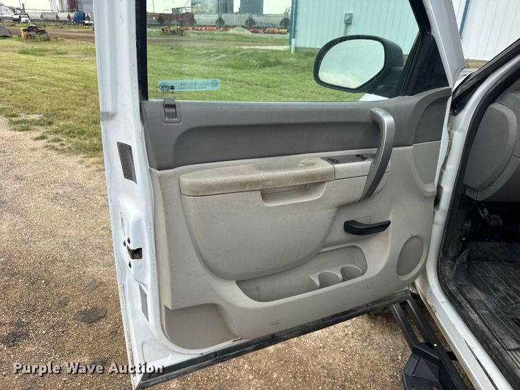 image for item DY3164 2012 Chevrolet Silverado 3500HD flatbed pickup truck