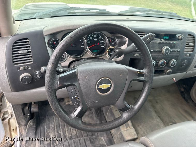 image for item DY3164 2012 Chevrolet Silverado 3500HD flatbed pickup truck
