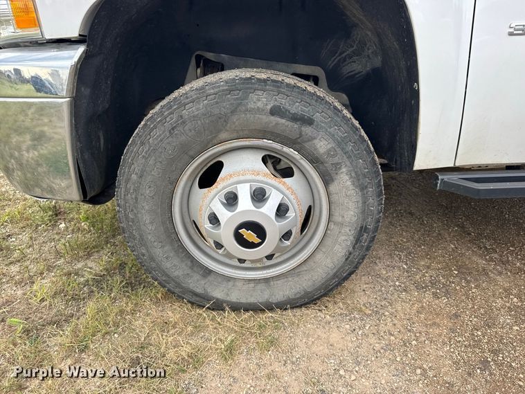 image for item DY3164 2012 Chevrolet Silverado 3500HD flatbed pickup truck
