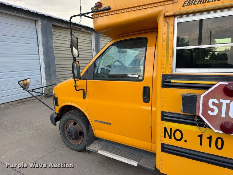 image for item DY3174 2000 Thomas Savana school bus