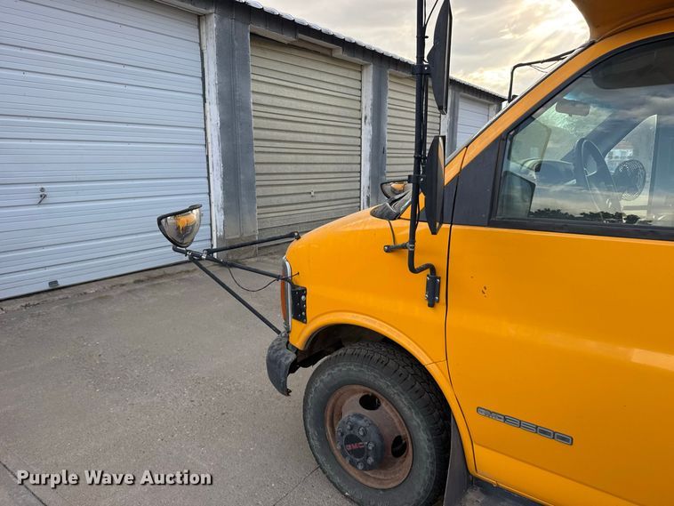 image for item DY3174 2000 Thomas Savana school bus