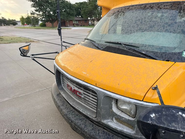 image for item DY3174 2000 Thomas Savana school bus