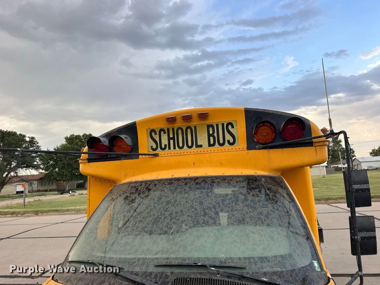 image for item DY3174 2000 Thomas Savana school bus