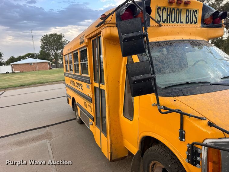 image for item DY3174 2000 Thomas Savana school bus