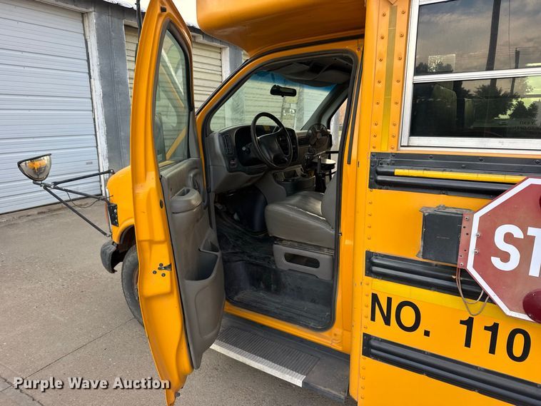image for item DY3174 2000 Thomas Savana school bus