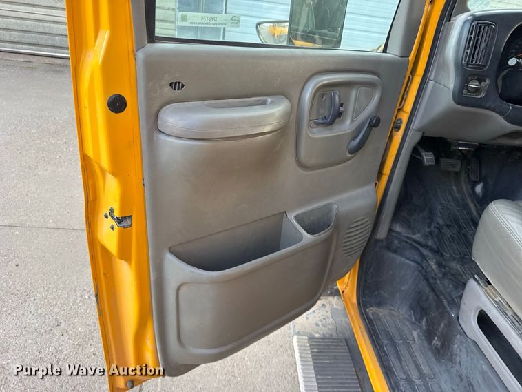 image for item DY3174 2000 Thomas Savana school bus