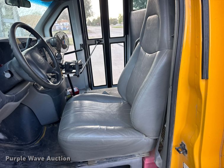 image for item DY3174 2000 Thomas Savana school bus