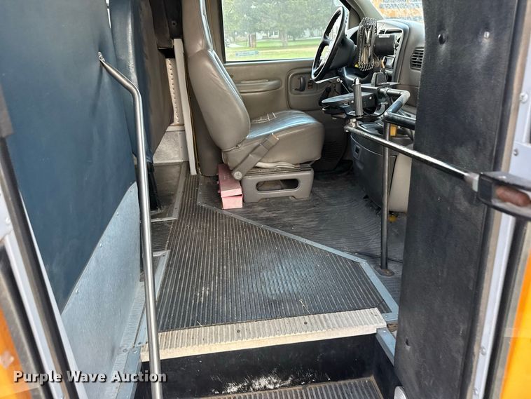image for item DY3174 2000 Thomas Savana school bus