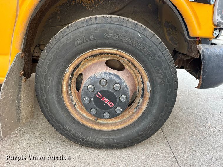 image for item DY3174 2000 Thomas Savana school bus