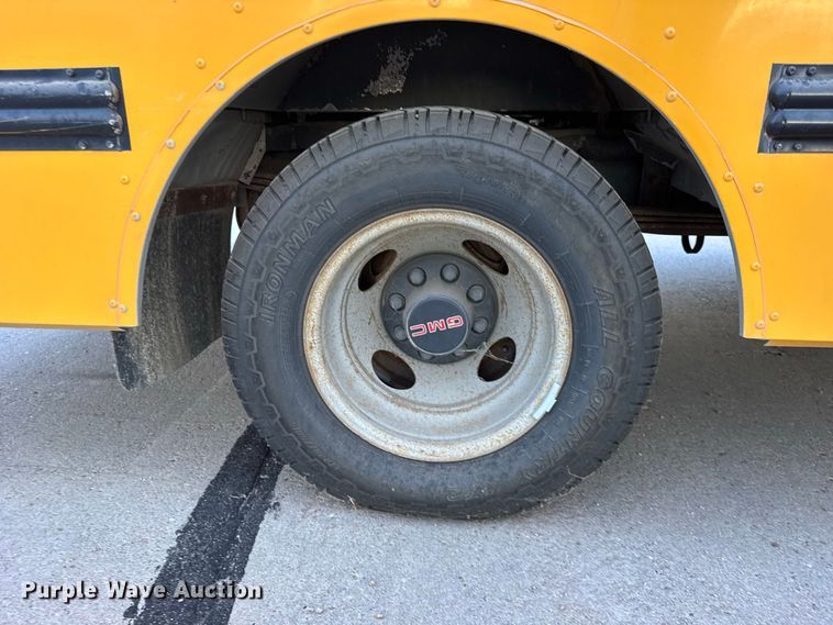 image for item DY3174 2000 Thomas Savana school bus